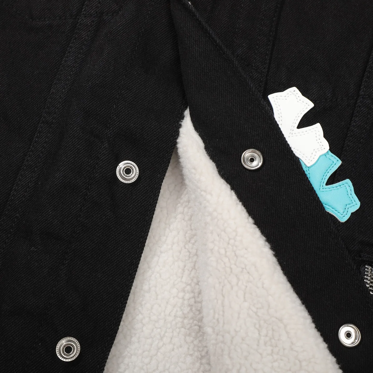 P340 ChromeHearts CH ChromeHearts Lamb Wool Collar Jacket Black Denim Jacket Colorful Cross Patchwork Leather Suede Lamb Wool Lining Fashionable and Personalized Super versatile and good-looking denim jacket Suitable for both men and women A must-have item Packaging Tag Collar Label Washed Wheat Complete Color: Black Size: S-XL